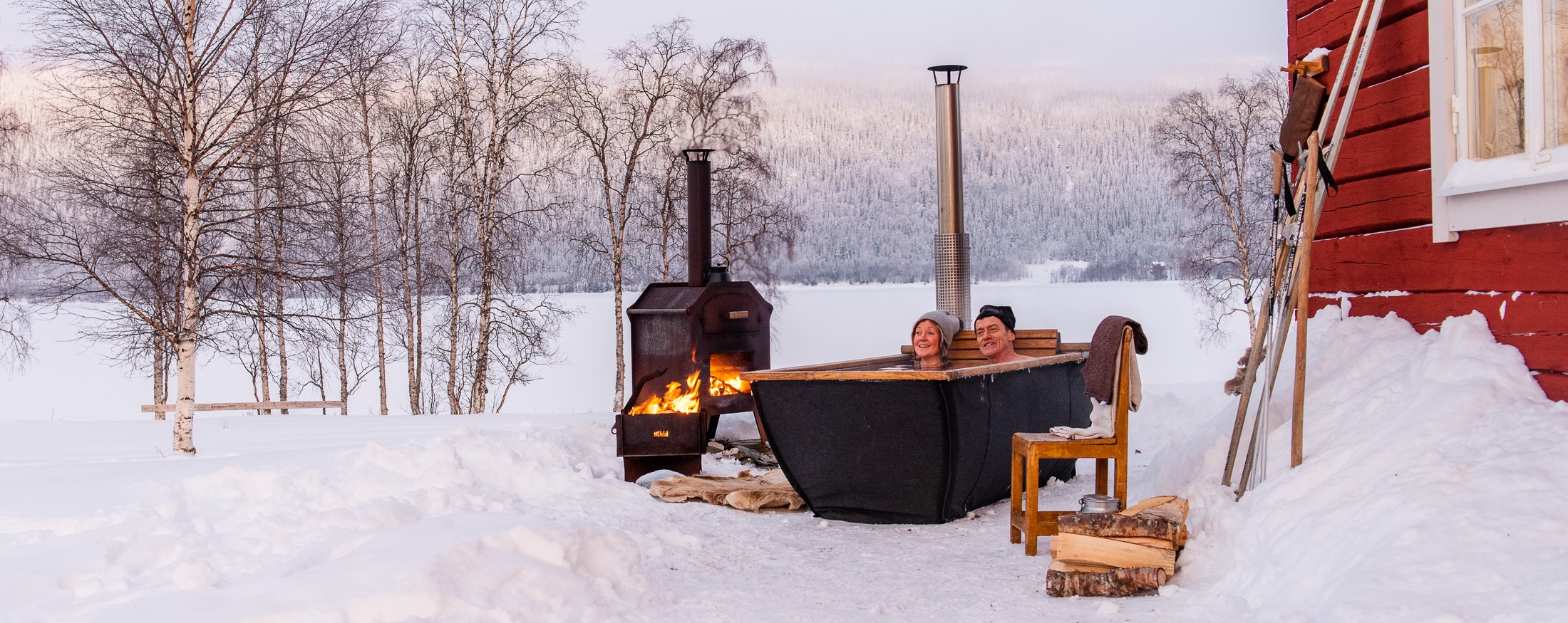 Koppel in Finland in een tweepersoons houtgestookte hottub.
